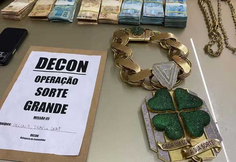 Cordão com 1,5 kg de ouro e diamantes, dinheiro ‘cinematográfico’ e ...